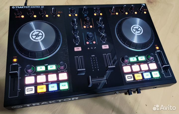 Dj контроллер Traktor Kontrol S2 Mk2