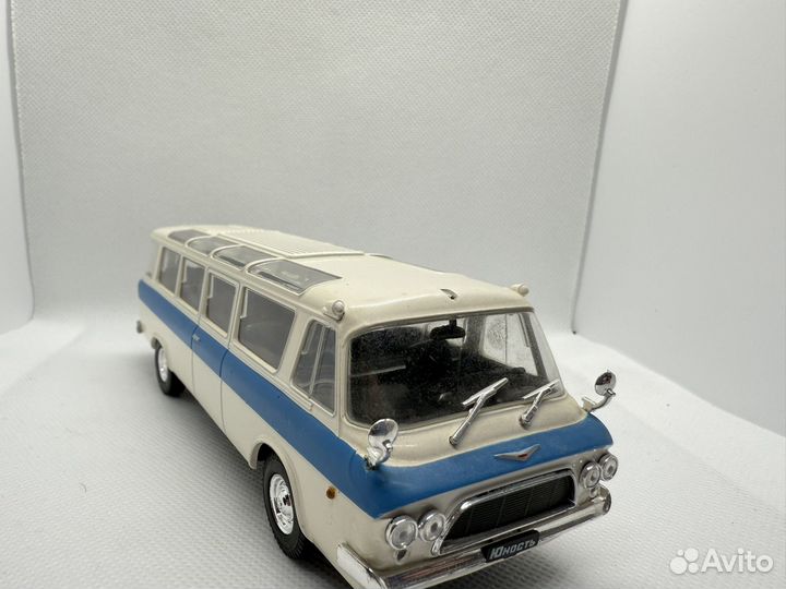 Две модели автомобиля ЗИЛ-118