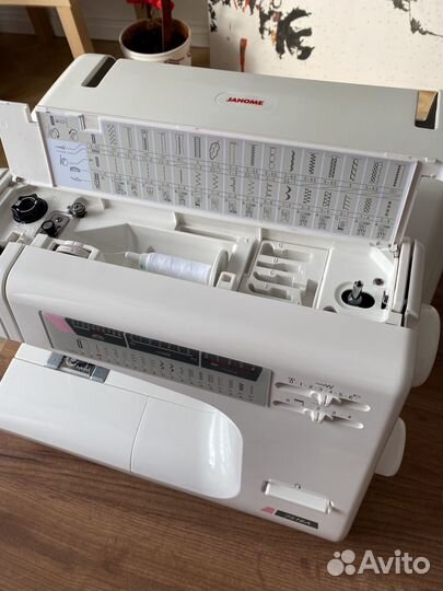 Швейная машина Janome 7518A