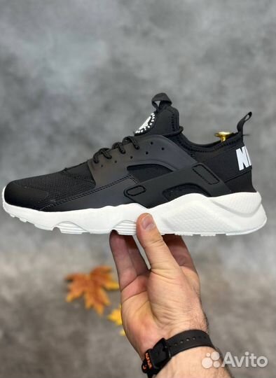 Nike air Huarache черные бел.подошва разм. 41