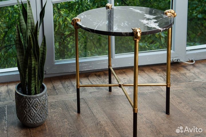 Эксклюзивный дизайнерский стол из мрамора и латуни