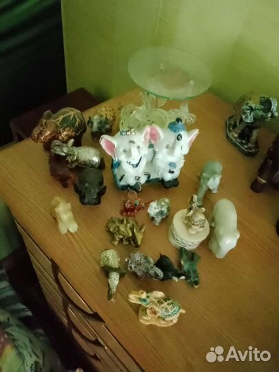 Коллекция фигурок слонов