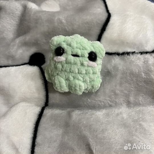 Вязаный брелок лягушка