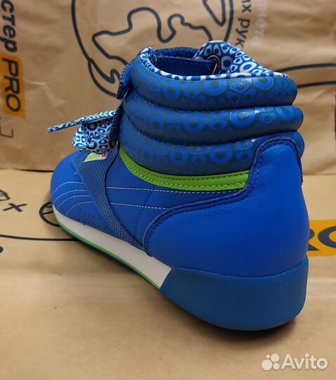 Кроссовки женские