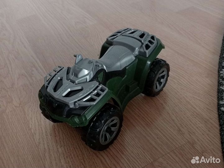 Игрушечная машинка