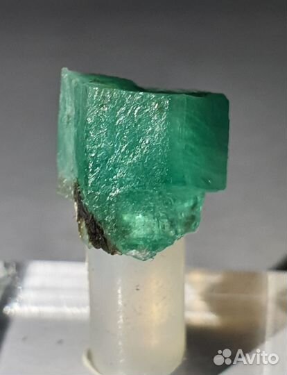 Изумруд (берилл)натуральный кристалл Урал