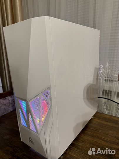 Игровой компьютер с монитором и клавиатурой новый