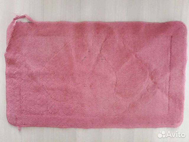 Коврик в ванную малинового цвета б/у