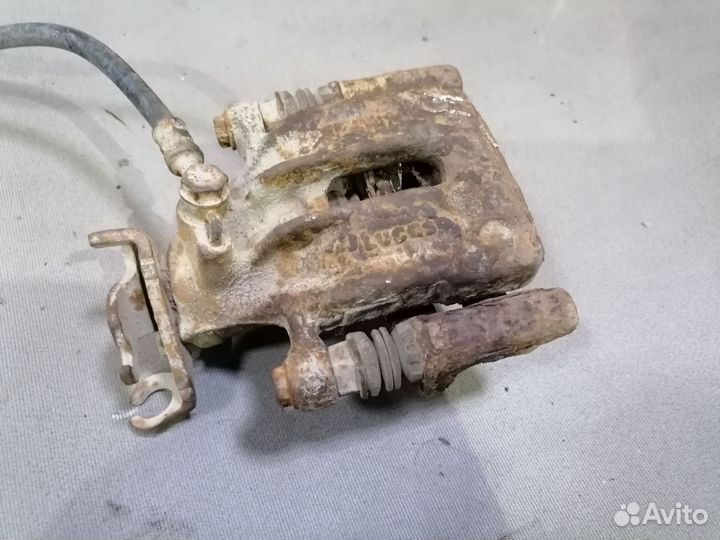 Суппорт задний правый Mitsubishi Carisma