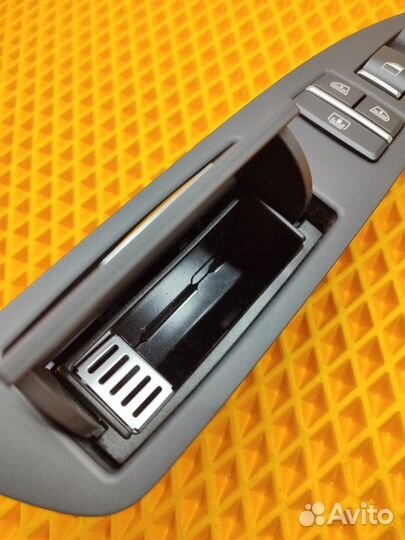 Блок управления стеклоподъемниками задний левый