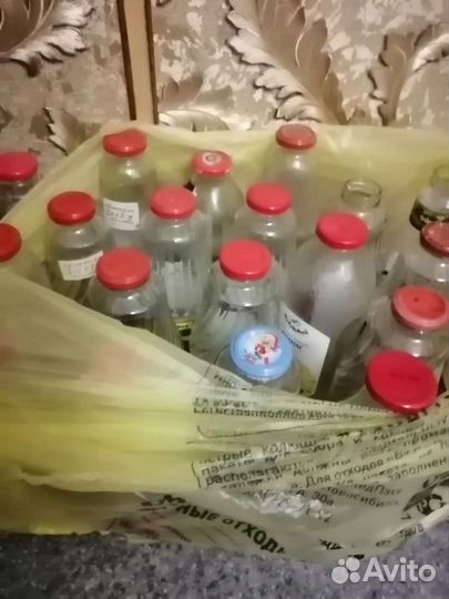 Банки стеклянные разных объёмов и бутылки сока