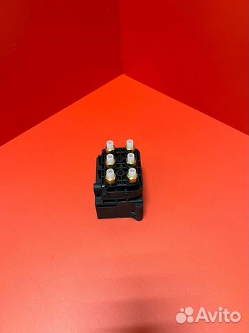 Блок клапанов пневмоподвески туарег 7L0698014