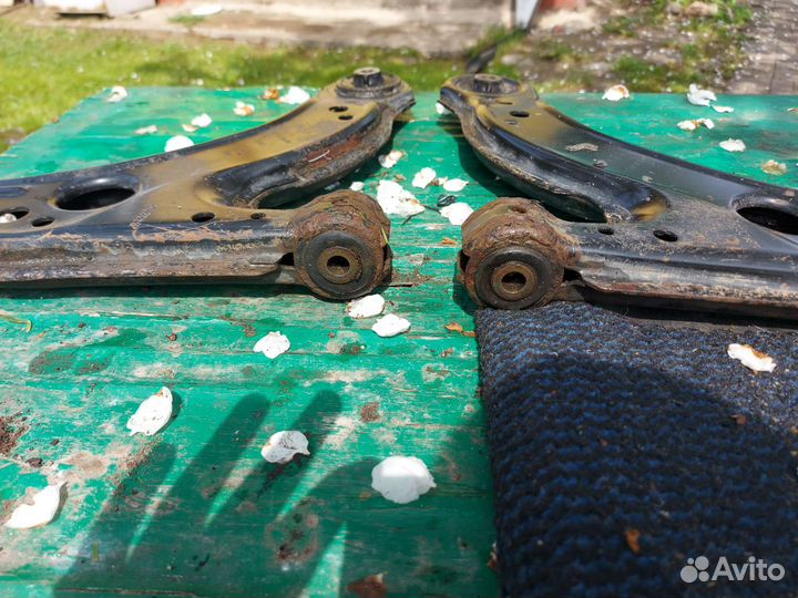 Продам 2 передних рычага от шкоды октавии тур 1.8