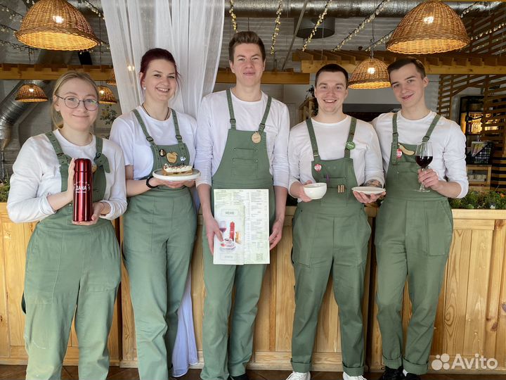 Официант в кафе Дача