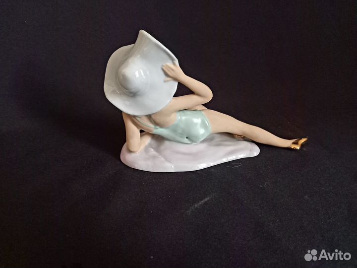 Статуэтка фарфор
