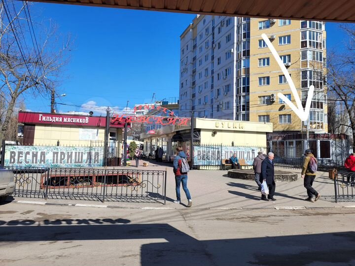 Торговое на входе в рынок Невский