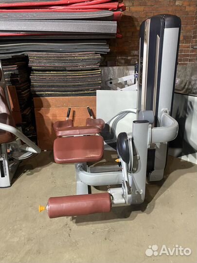 Сгибание ног лежа, тренажеры