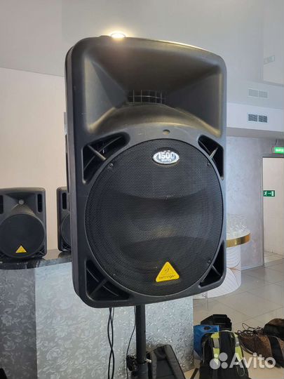 Активная акустическая система behringer B615D