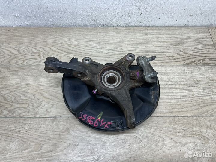 Кулак передний левый Honda Civic 4D 1.8