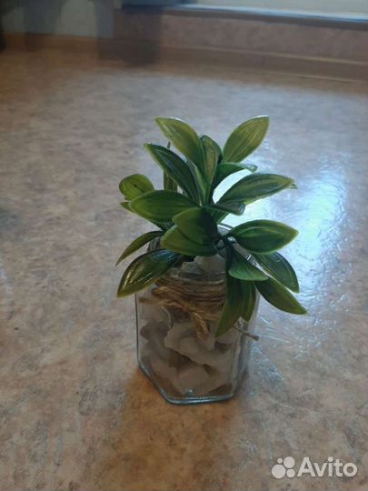 Искусственные цветы в горшках