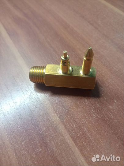 Коннектор для лодочного мотора или бака