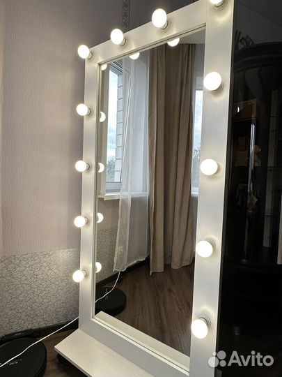 Гримерное зеркало с лампочками