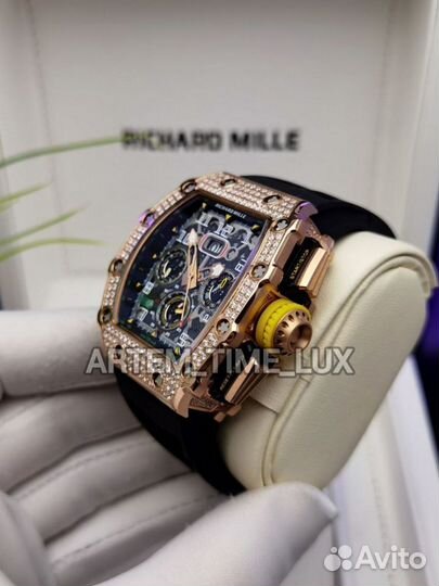 Бомбезные часы Richard Mille с камнями swarovski