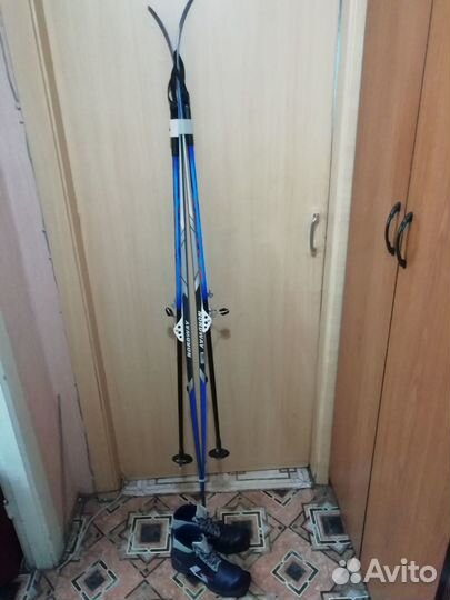 Лыжи с палками и ботинками