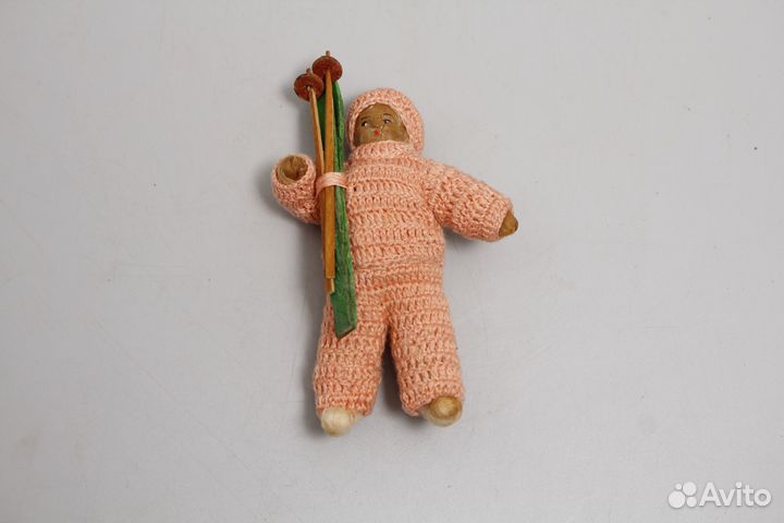 Ватная вязаная елочная игрушка Лыжник