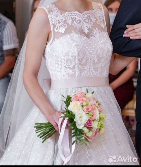 Свадебное платье со шлейфом длинным