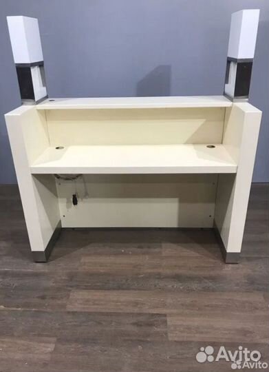 Стойка ресепшн