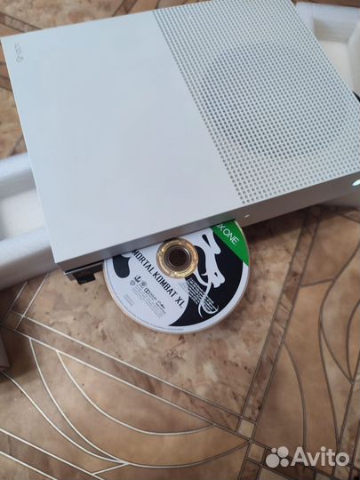 Xbox One s 2 геймпада 1tb