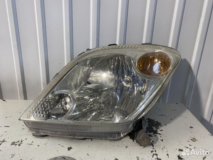 Фара левая Toyota ist 52-063