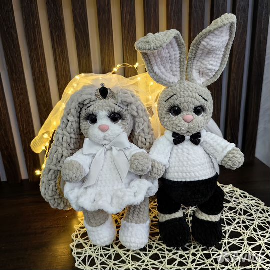 Плюшевый вязаный зайка