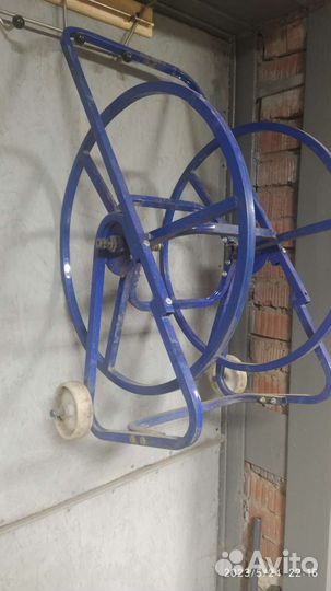 Катушка с колесами для садового шланга