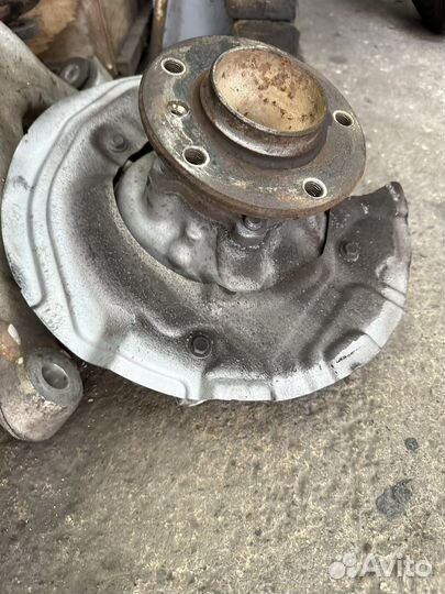 Поворотный кулак левый