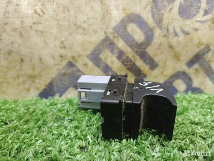 Кнопка стеклоподъемника задняя левая Volkswagen