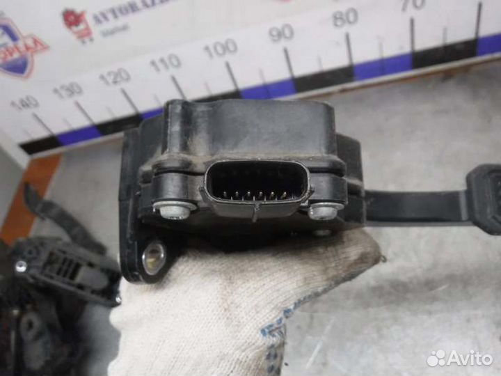 Педаль газа Toyota Corolla 151 1ZR 2011