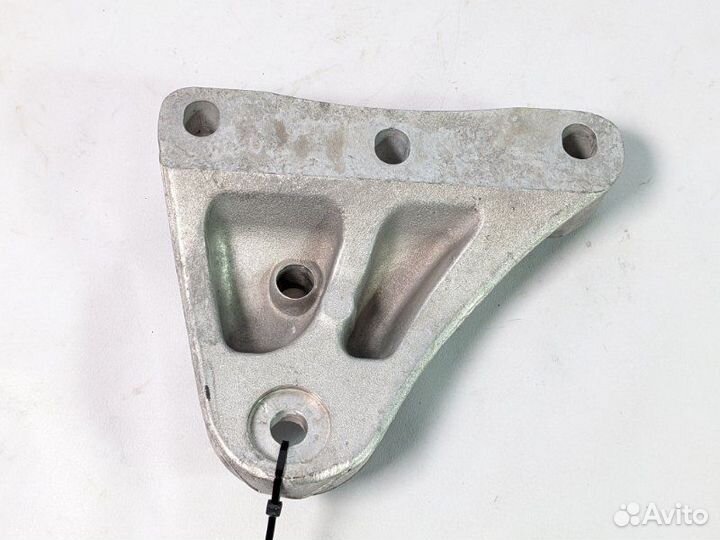 Кронштейн опоры двигателя правый Skoda Rapid 1.6