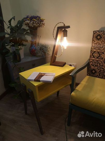 Ретро светильник из дерева и тумбочка