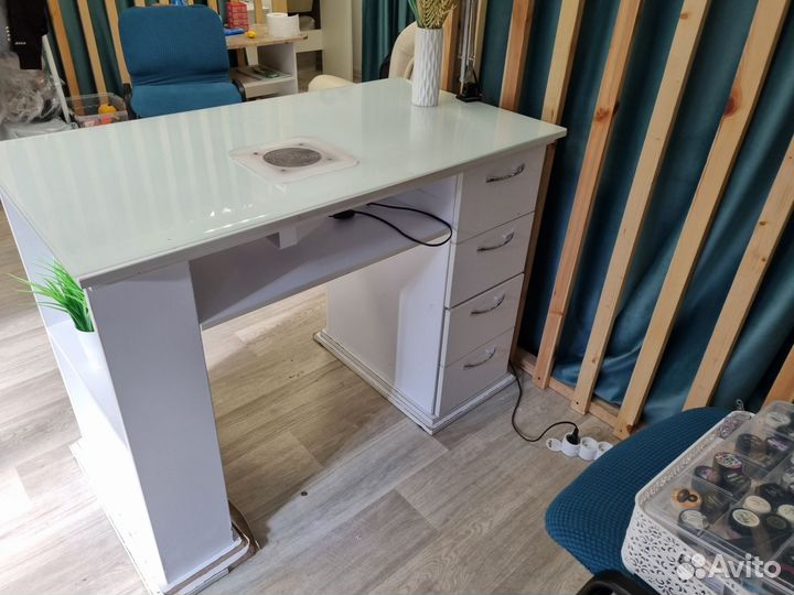Маникюрный стол с вытяжкой бу