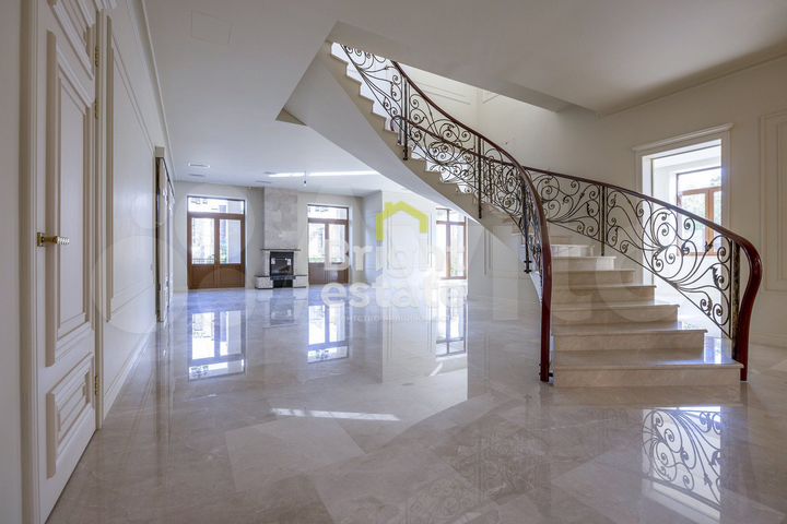 Дом 362 м² на участке 10,5 сот.