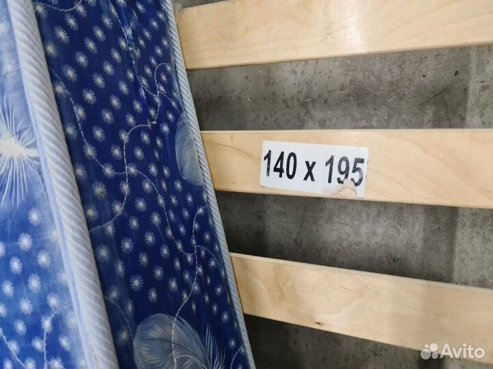 Кровать двухспальная с матрасом 140 200