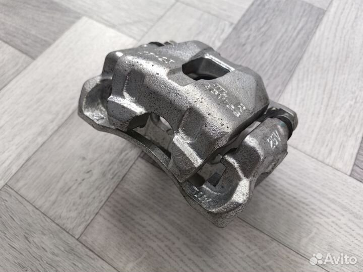 Суппорт передний правый на toyota NZE124, NZE121