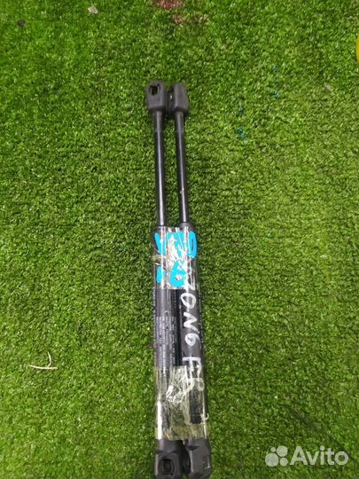 Амортизатор капота Volvo V70