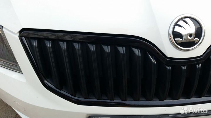 Черная рамка решетки радиатора Skoda Octavia A7