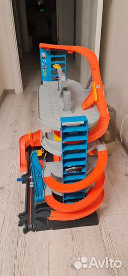 Трекпарковка Hot Wheels с акулой Ultimate Garage