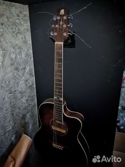 Настенный держатель для гитары