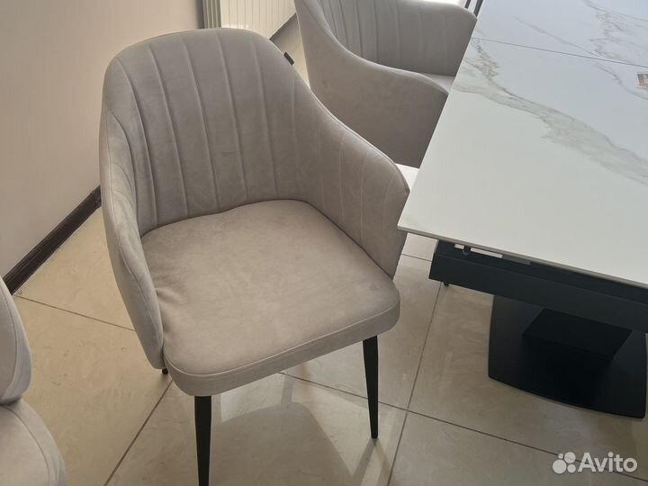 Кухонный стол и стулья