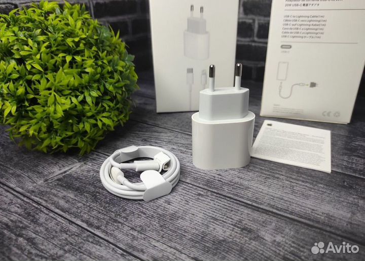 Зарядное устройство для iPhone / iPad / AirPods